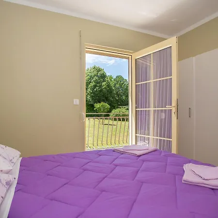 Spacious In Labin With Barbecue Apartamento