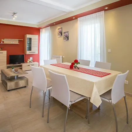 Apartamento Spacious In Labin With Barbecue
