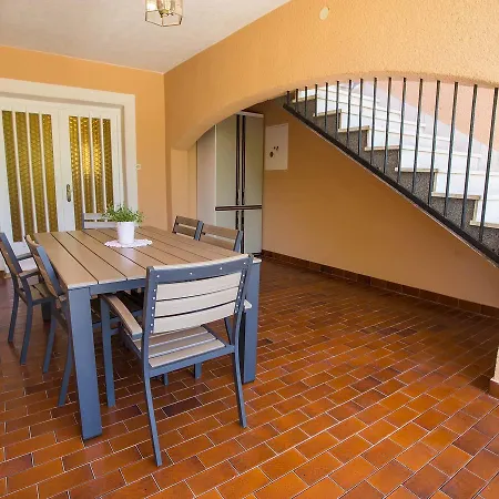 Spacious In Labin With Barbecue Lägenhet